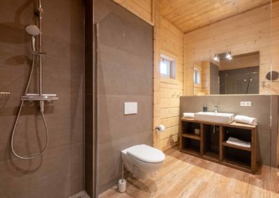 Suite 2 Großes Bad mit Walk-In-Dusche