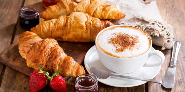 Cappuccino und Croissants